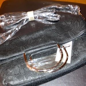 EMPERIA BAG WITH FLOWERS ENGRAVED IN VEGAN LEATHER THAT GIVES THE BAG DETAIL